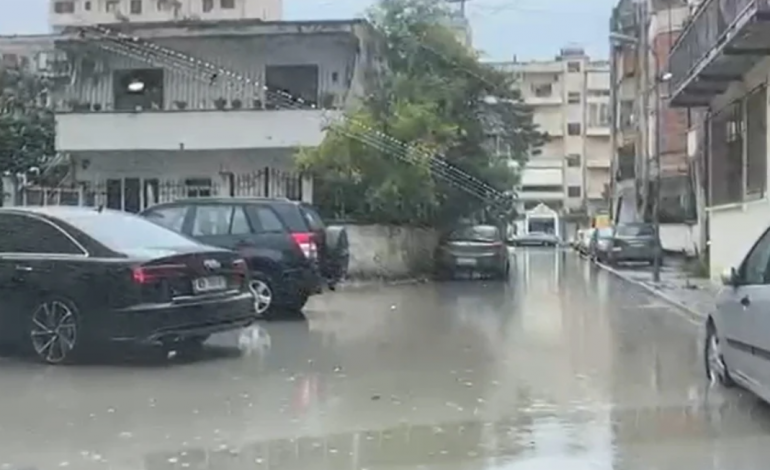 MOTI I KEQ/ Reshjet e dendura të shiut përmbytin rrugët në Vlorë, alarm për pusetat e bllokuara dhe ujin pranë banesave