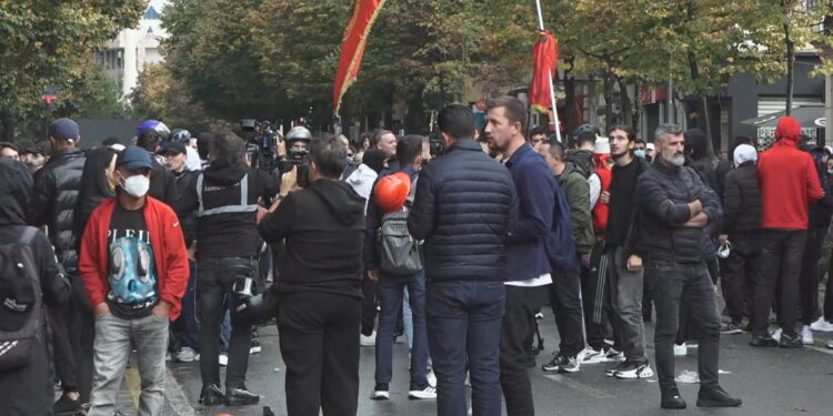 PROTESTA/ Pas grumbullimit te Ministria e Arsimit, studentët nisin marshimin drejt Kryeministrisë: Polici e krimit!