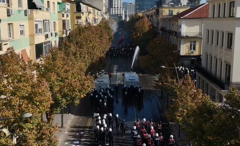 PROTESTA/ Protestuesit paqësorë para Ministrisë së Arsimit, policia i sulmon me gaz lotsjellës dhe ujë me presion