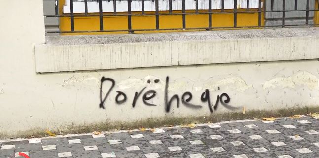 “JU ERDHI FUNDI”/ Mbishkrime revoltuese në muret e Ministrisë së Arsimit