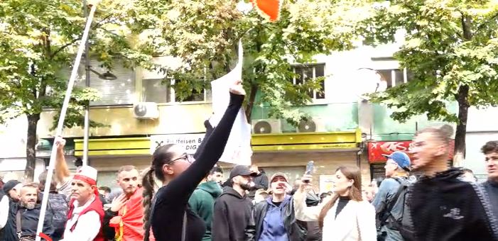 “KUR ZGJOHET RINIA, BIE QEVERIA”/ Studentët protestë para Ministrisë së Arsimit