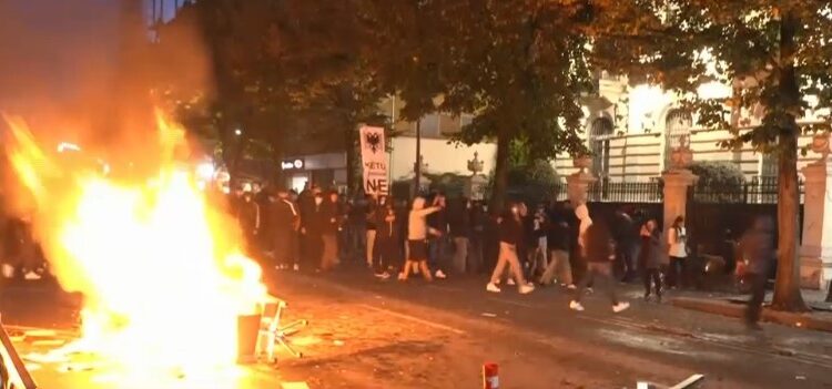 PROTESTA/ MIA përgënjeshtron lajmin për dy studentët në intubim: U bëjmë thirrje qytetarëve të mos besojnë informacione të pavërtetuara