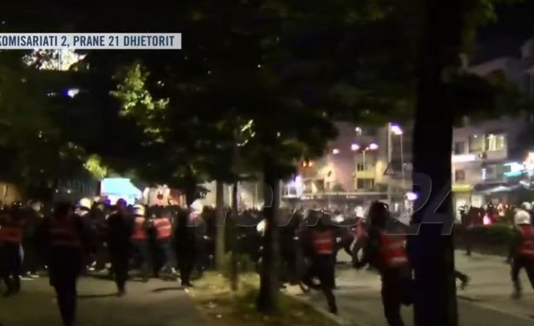 PËRPLASJE TE 21 DHJETORI/ Policia përdor forcën ndaj protestuesve, turma shpërndahet me vrap
