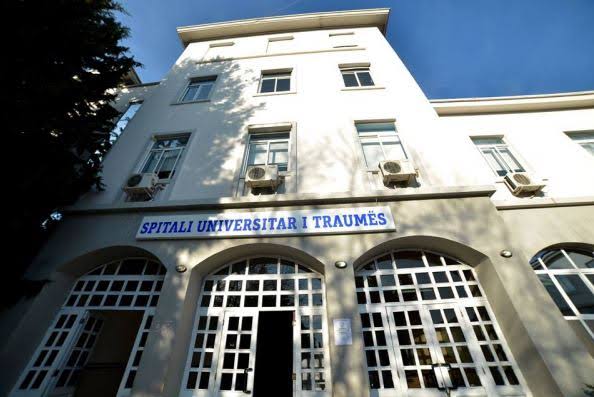 E RËNDË NË TIRANË/ Pacienti hidhet nga kati i tretë i Spitalit të Traumës, ndërron jetë. Policia nis hetimet