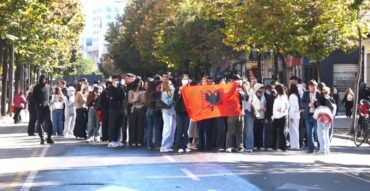 NUK NDALEN TË RINJTË/ Marshuan në rrugët e Tiranës, studentët protestë para Ministrisë së Arsimit