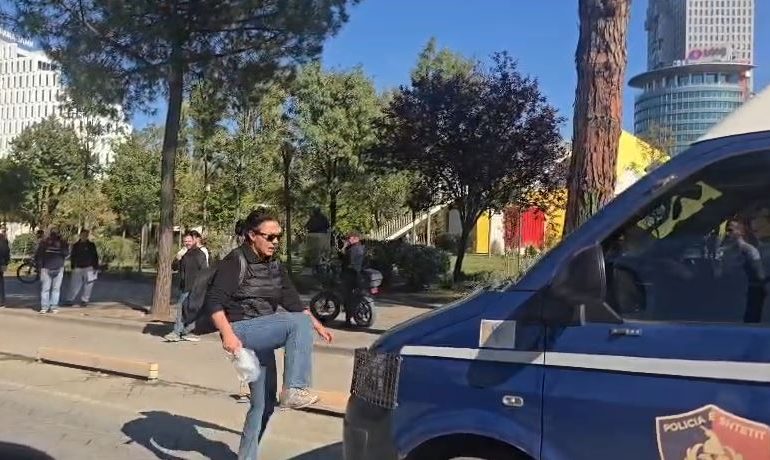 “MASKARENJ, NA DHUNUAT FËMIJËT”/ Protestuesit e irrituar godasin me shkelma furgonin e policisë