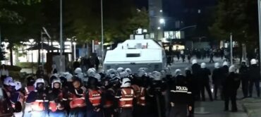 TENSIONE NË PROTESTË/ Policia me autobotë ndjek protestuesit, studentët shpërqendrojnë efektivët me rreze lazër
