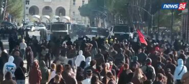 NISIN TENSIONET/ Policia hedh gaz lotsjellës në drejtim të protestuesve. Studentët rezistojnë, nuk tërhiqen