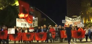 PROTESTA KUNDËR QEVERISË/ Qytetarët marshojnë drejt Kryeministrisë, kërkojnë dorëheqjen e Ramës
