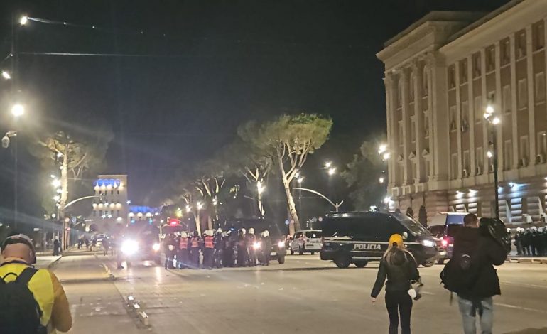 PROTESTA/ Katër të lënduar në spitalet e Tiranës, mes tyre dy efektivë policie