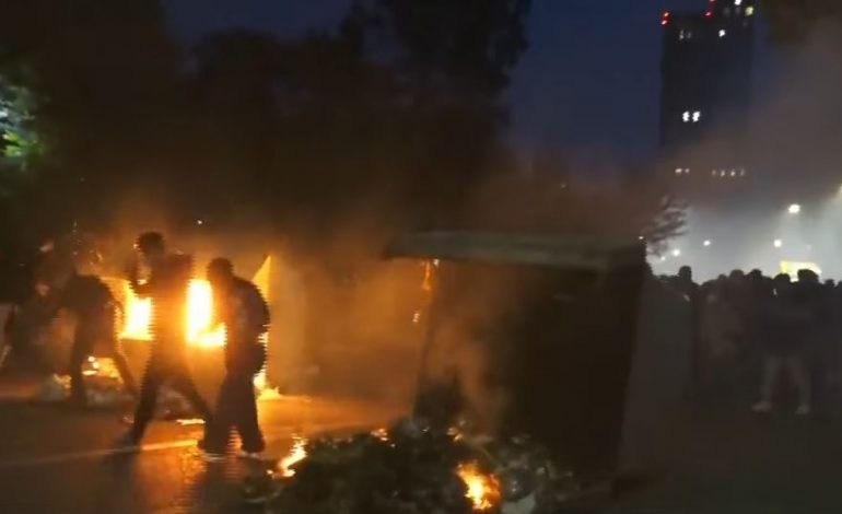 ZJARR NË PROTESTË/ Protestuesit ndezin fishekzjarre e djegin kazane mbeturinash, policia hedh gaz lotsjellës me sasi të mëdha