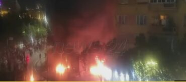 DISA VATRA ZJARRI NË RRUGËN E DURRËSIT/ Policia ndërhyn pranë turmës, studentët tentojnë të futen në komisariatin 2