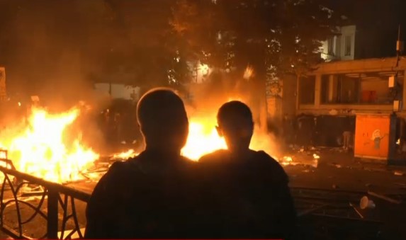 DHUNA NË PROTESTË/ Ministria e Shëndetësisë zbulon bilancin e të dëmtuarve: Policë, gazetarë e kalimtarë nën kujdesin e mjekëve