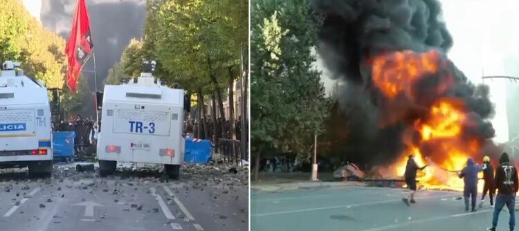 “DIGJE, DIGJE”/ Tensionet në protestë, i vihet zjarri edhe stolave dekorativë! Flakët dhe retë e tymit të zi mbulojnë zonën
