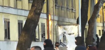 TENSIONET/ Protestuesit futen te Ministria e Financave dhe nxjerrin jashtë karrige e tavolina, i vihet zjarri godinës
